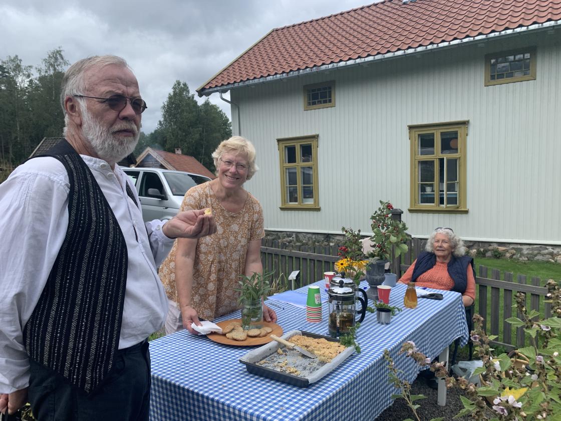 Trond, Trine og Eva. Nydelig kake og urtethe - og konkurranse for ungene