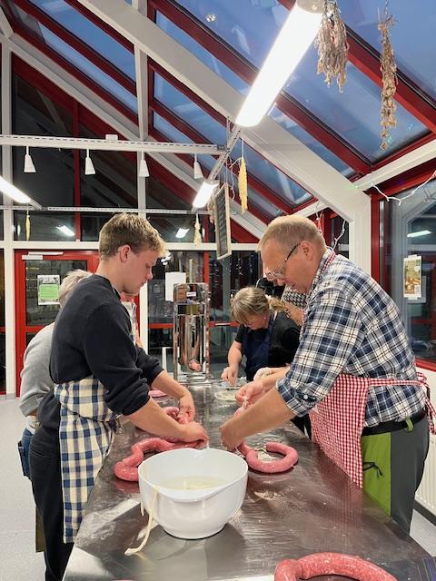 Mykje god lokal korv vert laga.