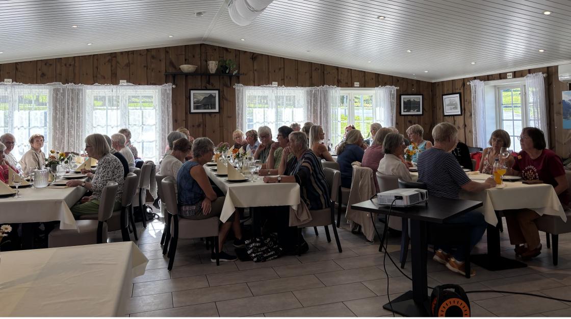 Etter omvising på nasjonalparksenteret var det middag på Matstova i Oppstryn