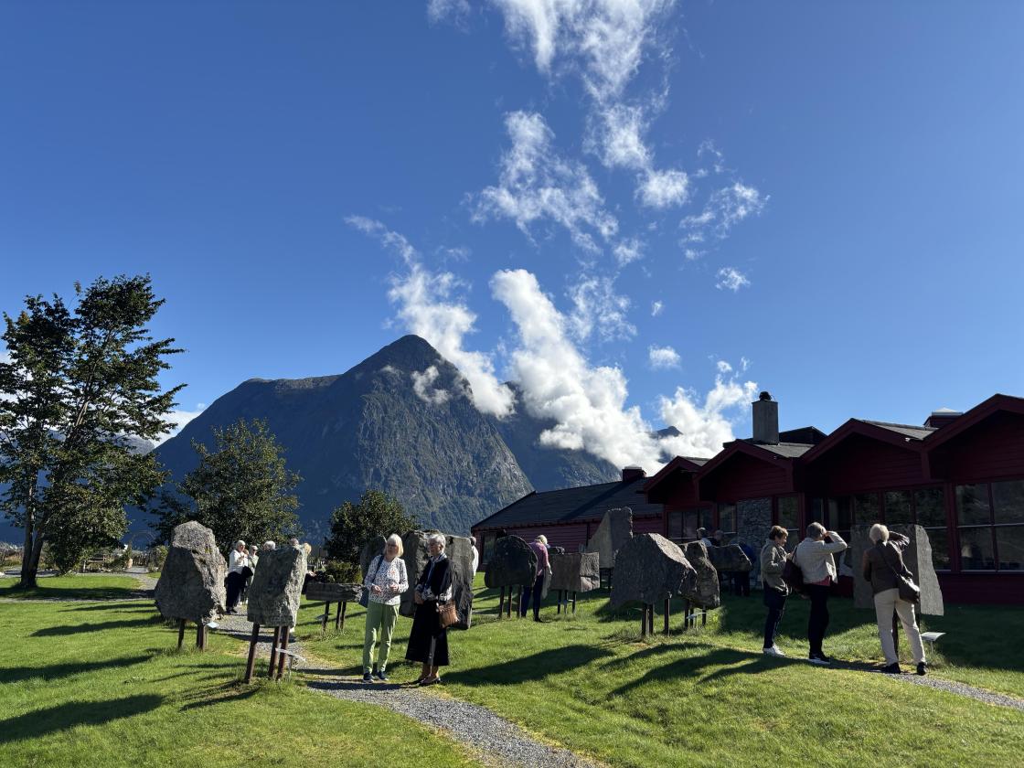 Uteområdet ved senteret, med Hjellehynna i bakgrunnen.