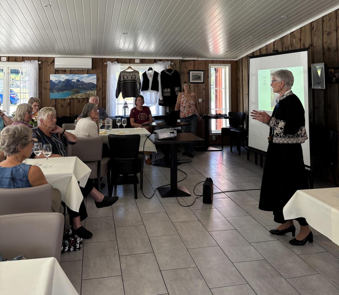 Marie Godø har på seg og fortel om drakta, som er laga på Strynefjell draktverstad på 1990-talet