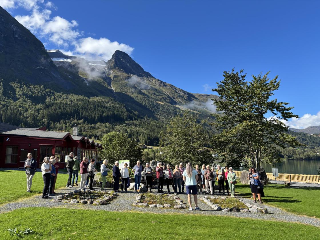 Wenche Nesje fortel om hagen og geoparken.