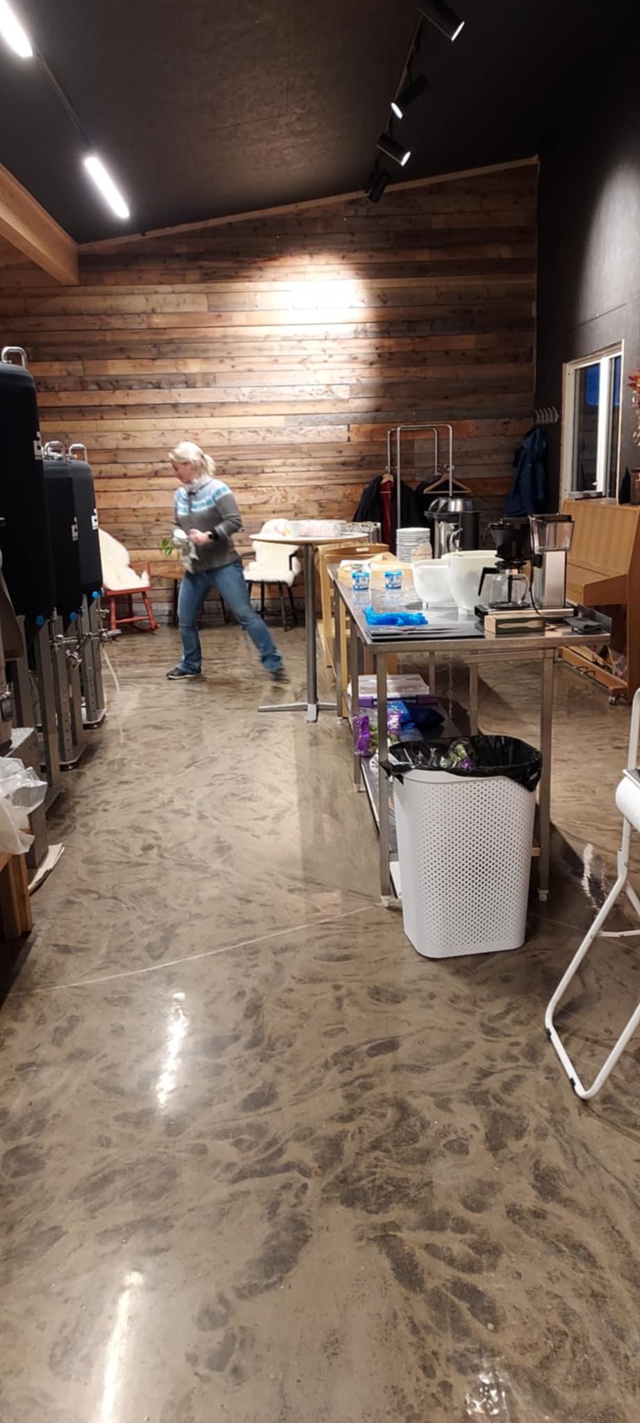 Kvinne forbereder servering