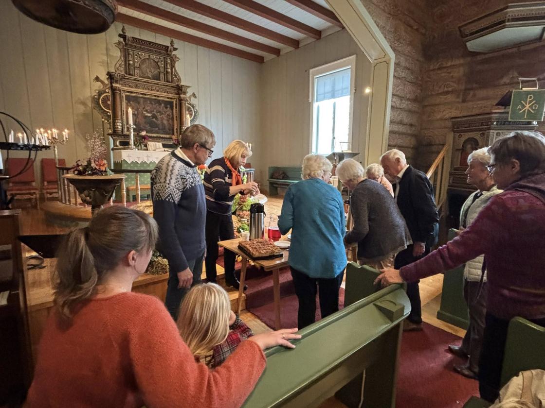 Kirkekaffe med hjemmebakt eplekake frister