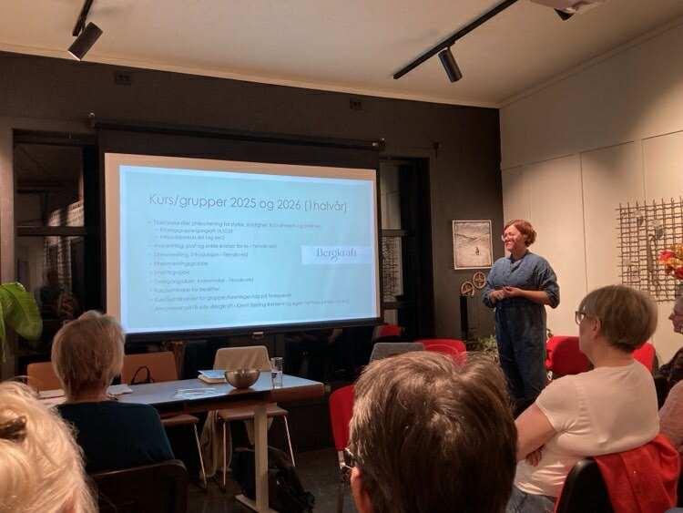 Kvinne holder foredrag