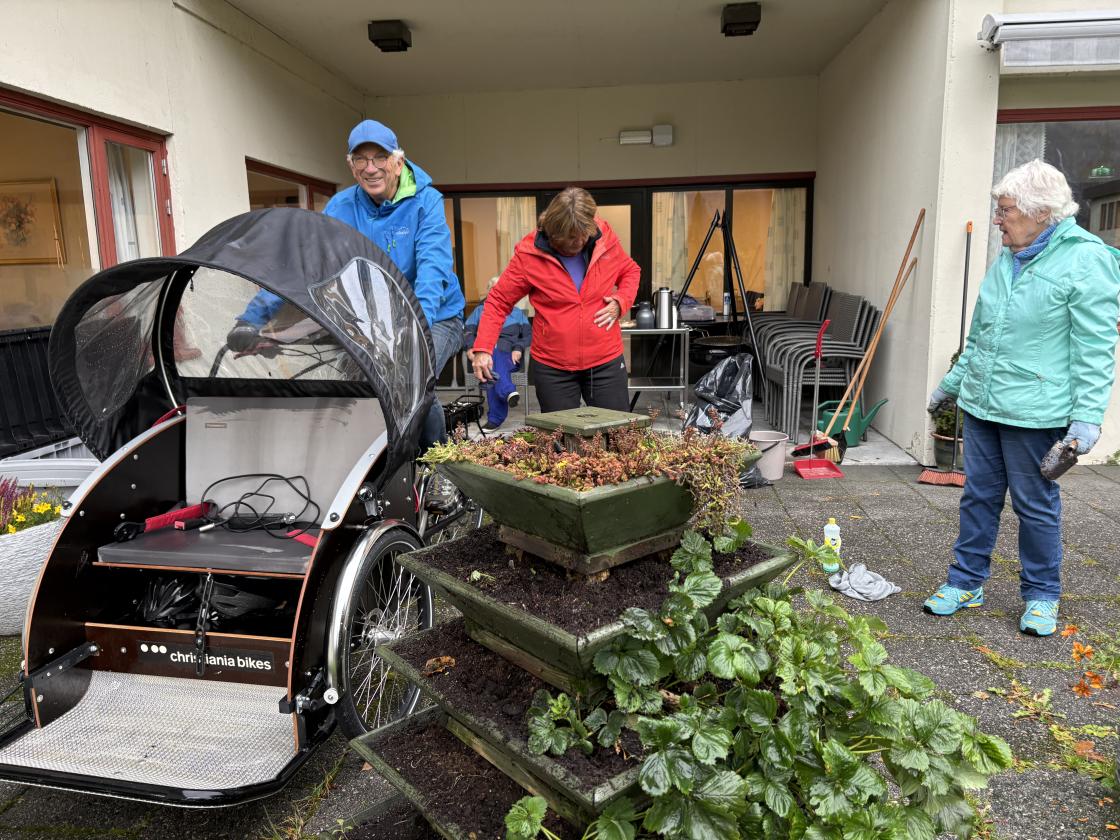 El-sykkelen vart vaska og køyrd i garasjen, slik at vi fekk plassere dei nye borda og stolane.