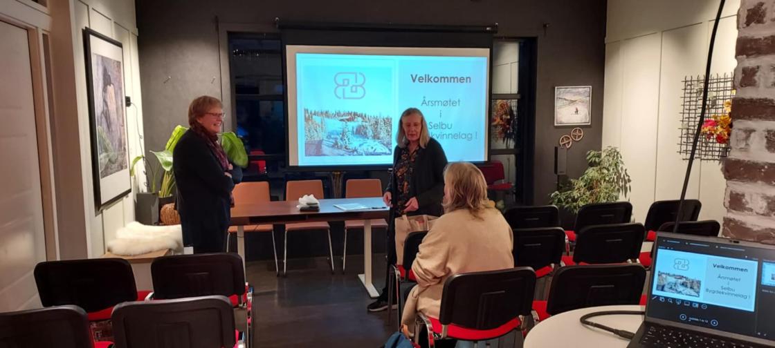 Kvinner prater før årsmøtet i Selbu BKL