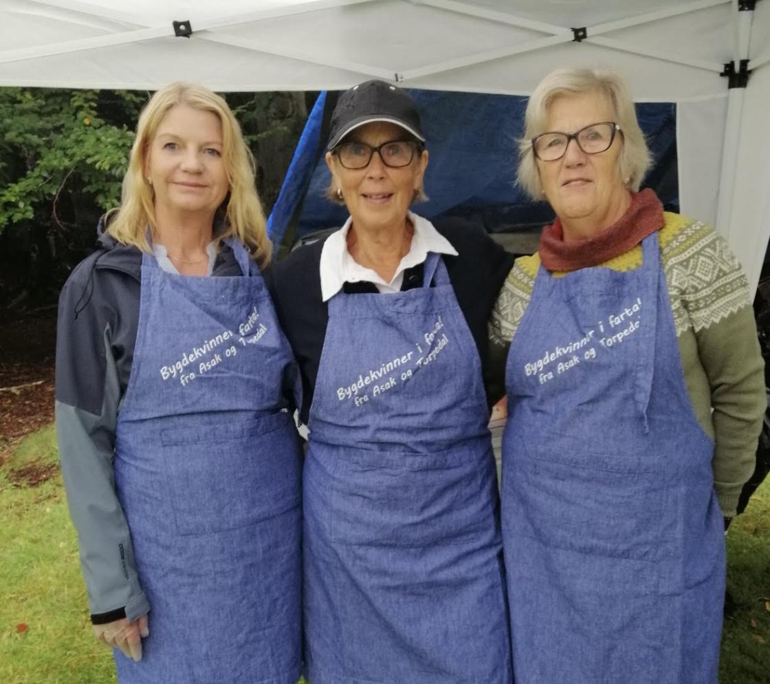 Torpedal og Asak bygdekvinnelag serverte økologiske vafler og kaffe