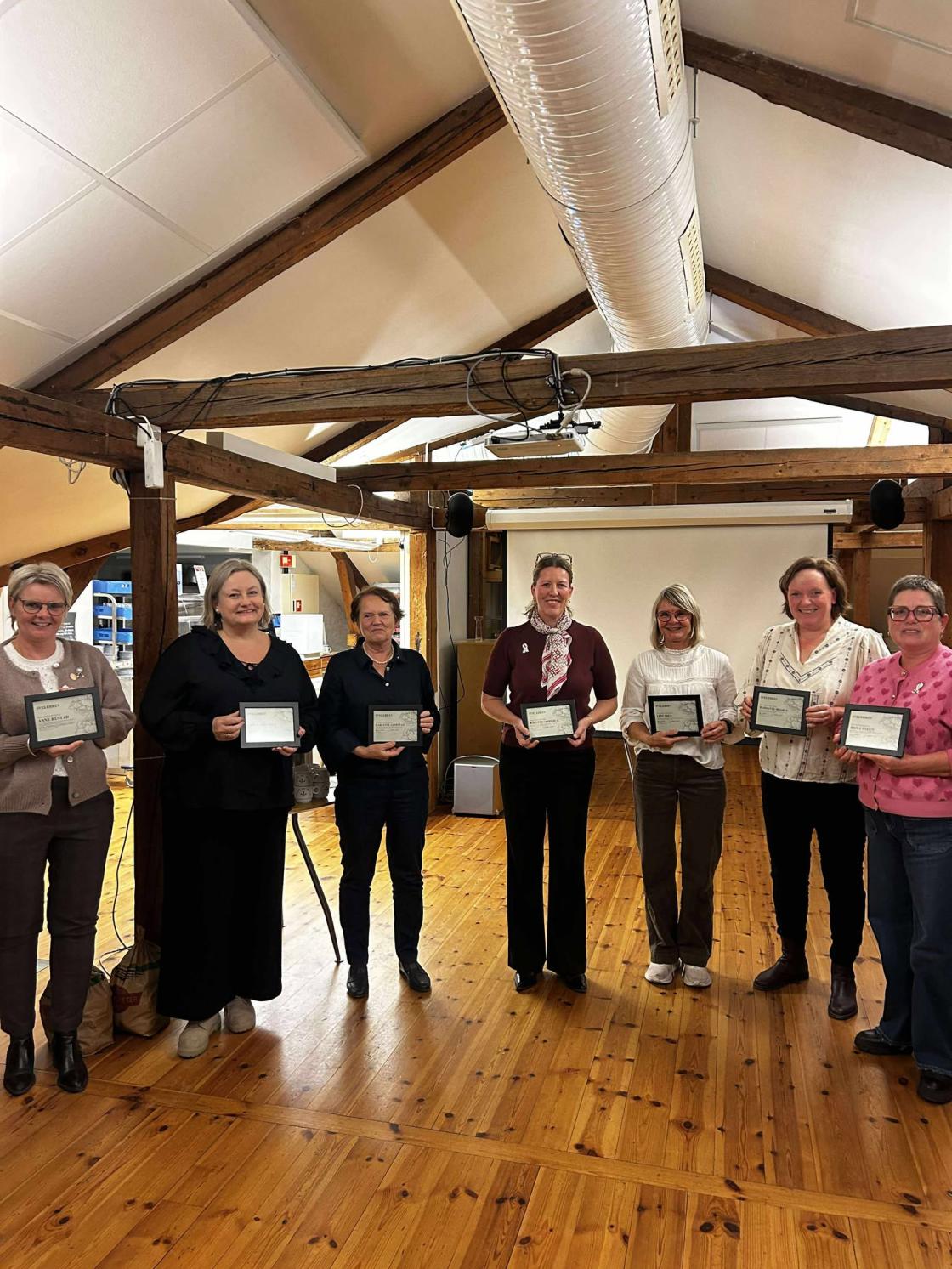 Bilde av bygdekvinnene som fikk utdelt svelebrev