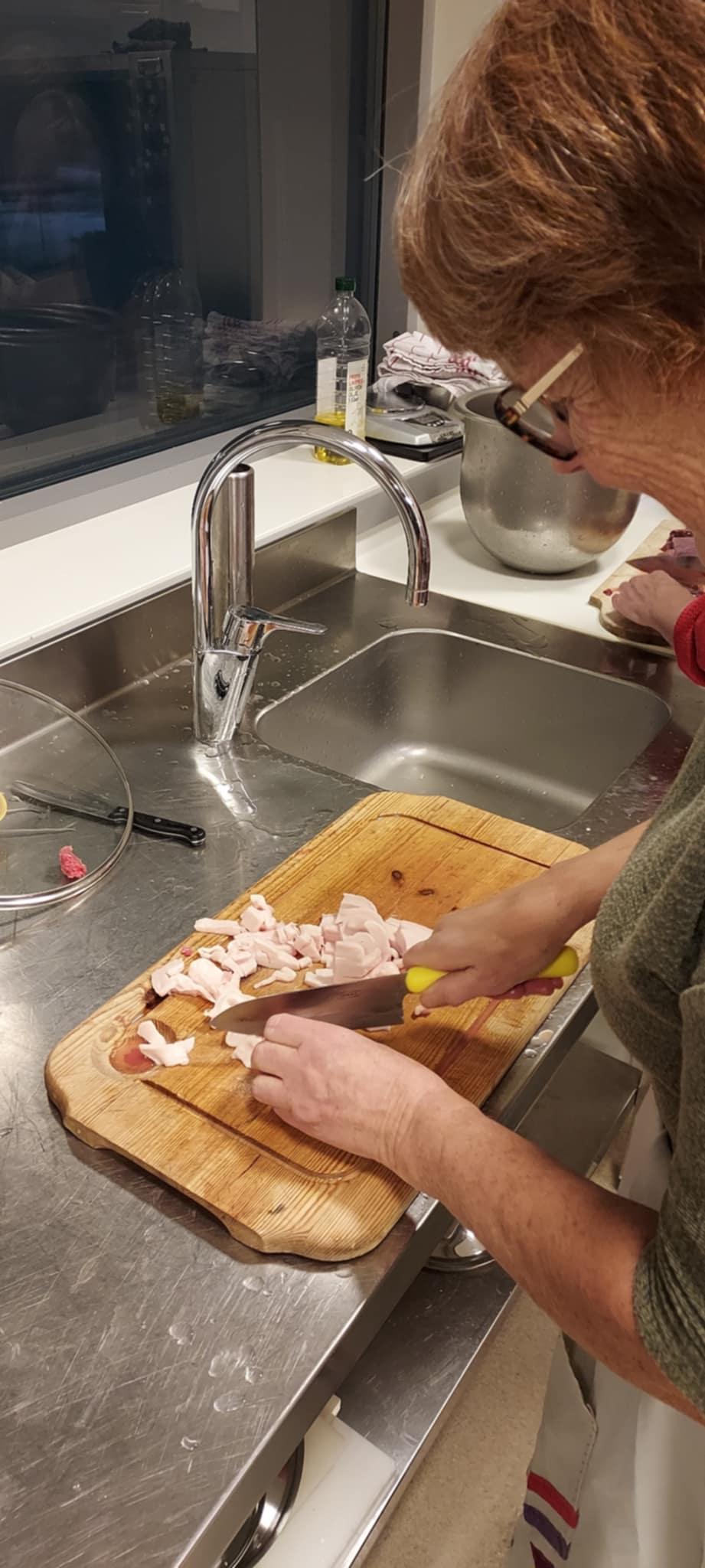 Kvinne skjærer opp ingredienser til leverpostei to