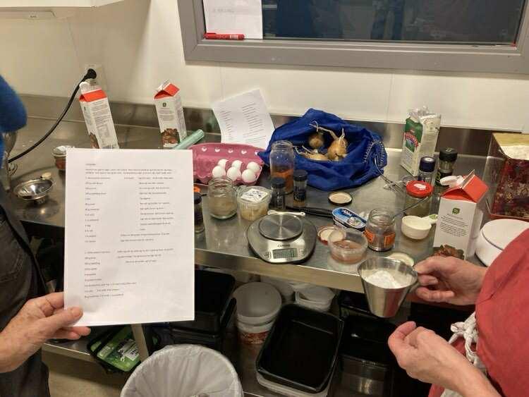 Ingredienser og oppskriftsark ved kjøkkenbenk