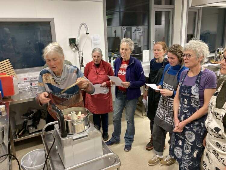 Flere deltagere ser på kursleder som forklarer