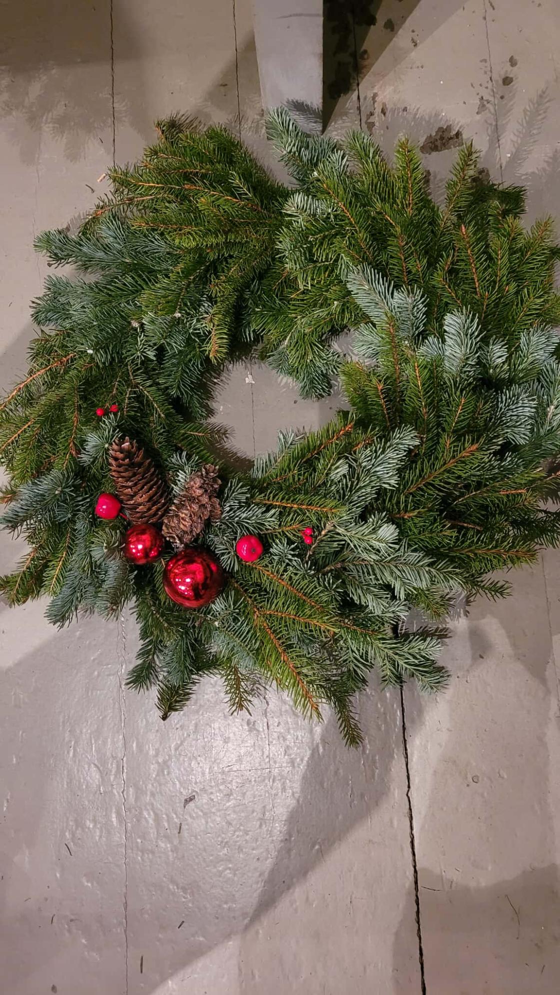 Julekrans med kongler og kuler