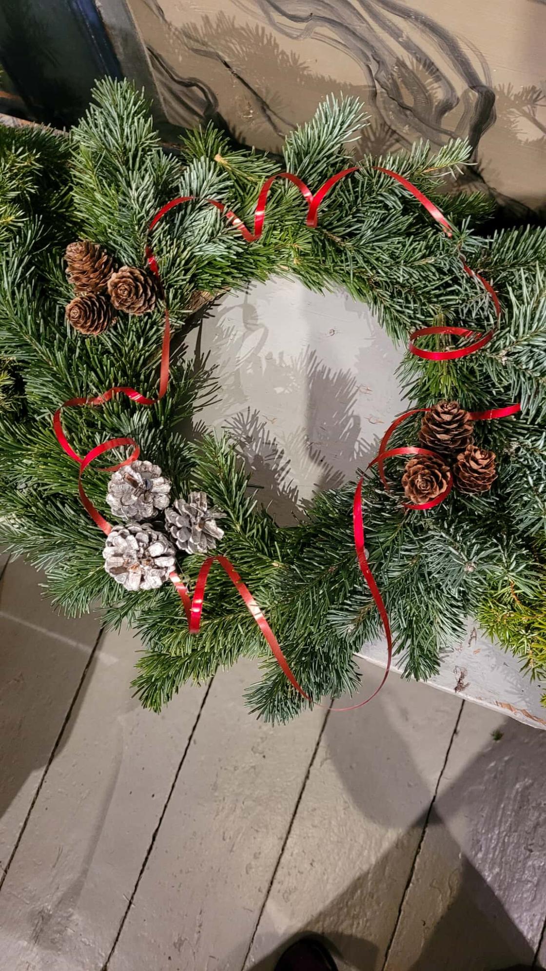 Julkrans med rødt bånd