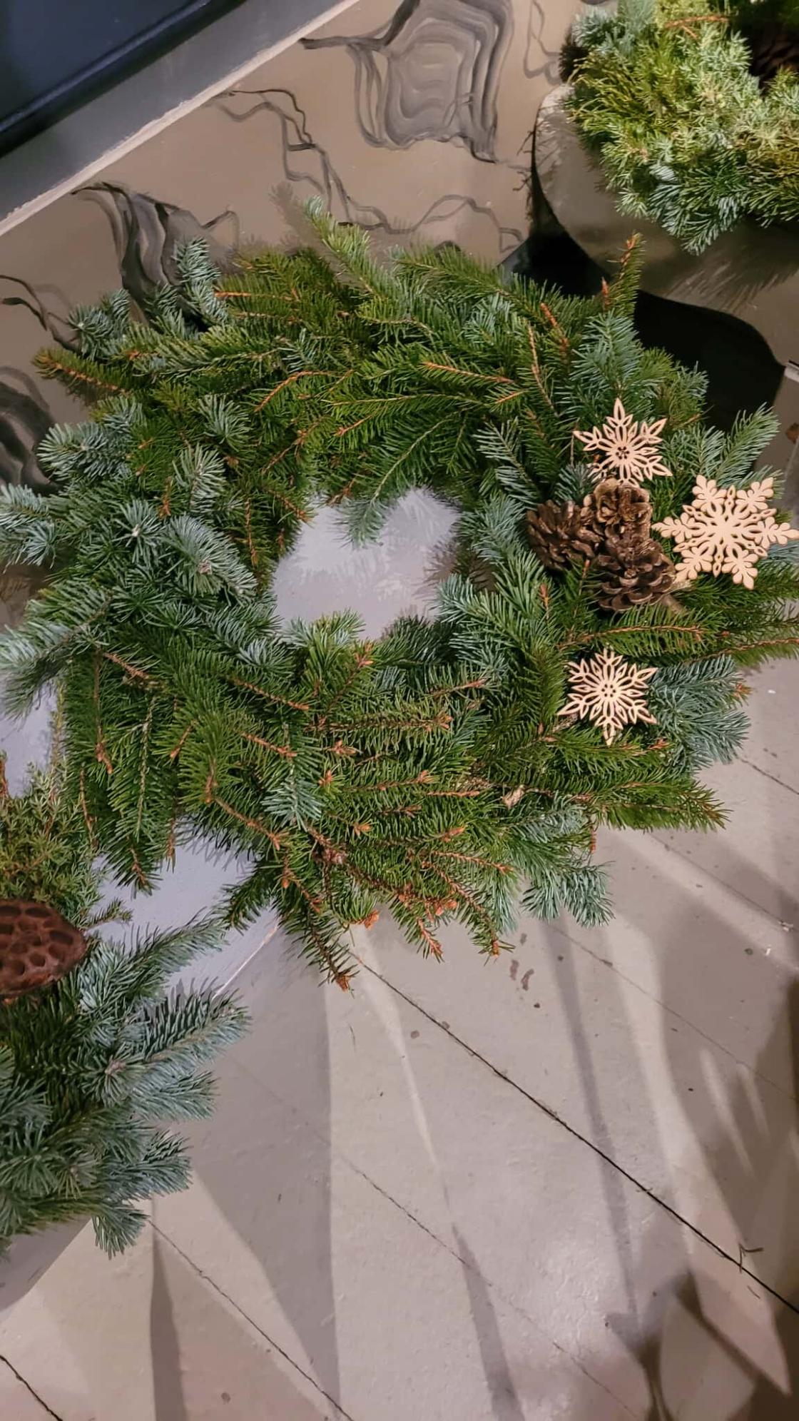 Julekrans med kongler og stiliserte snøfnugg