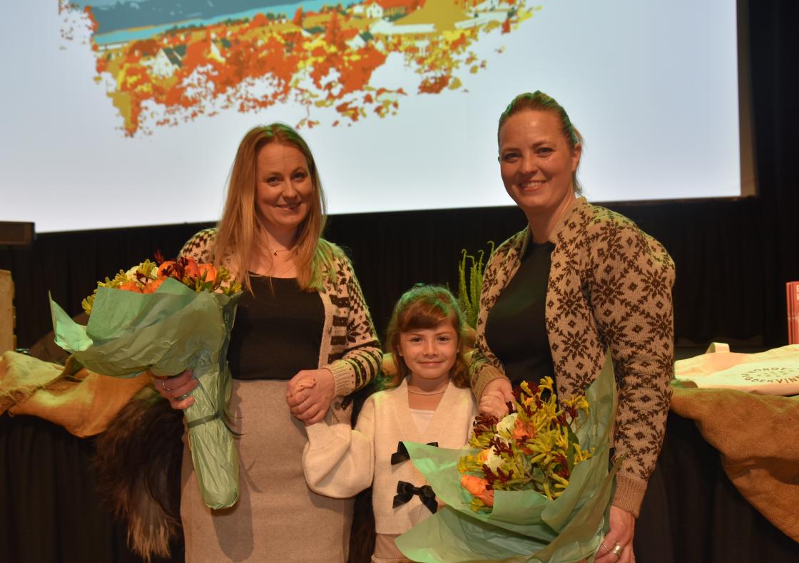Søstrene Tonje og Silje i Symre hudkrem er vinnere av årets Bygdekvinnepris. Foto: Helle Cecilie Berger.