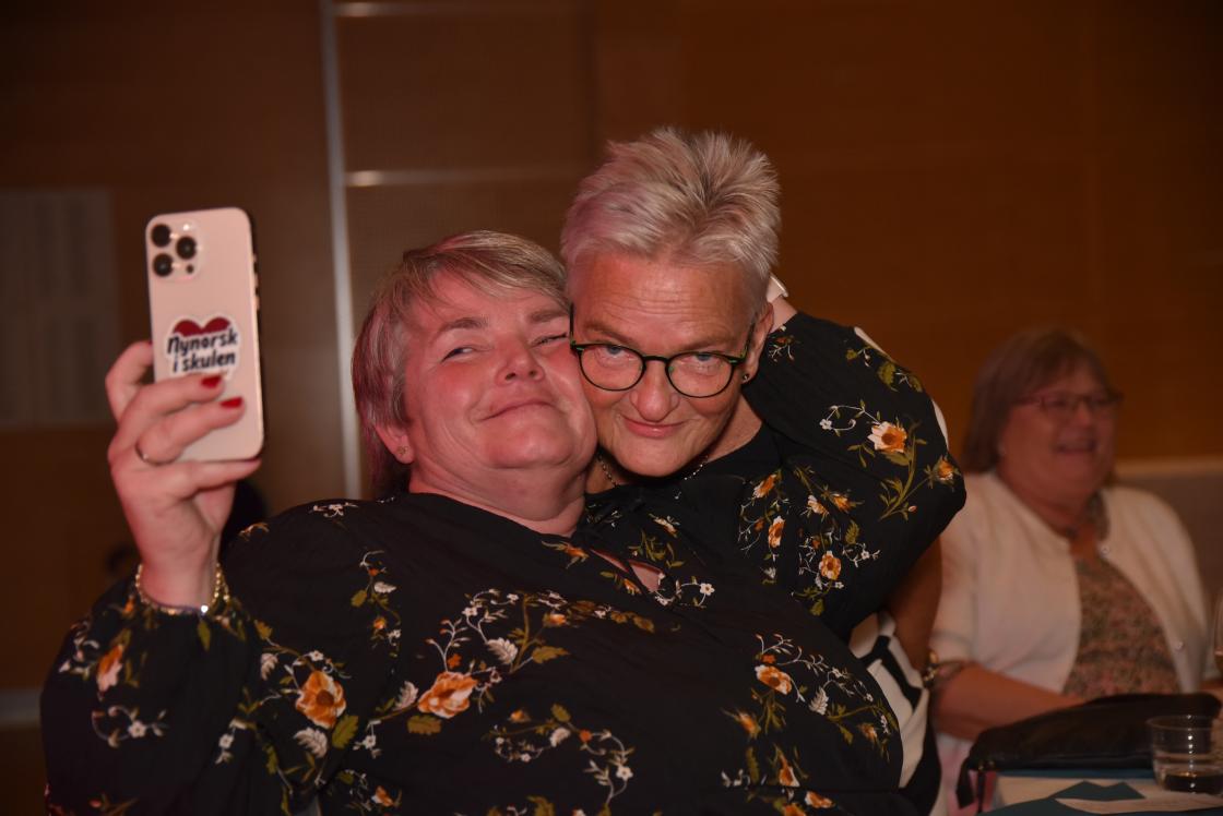 Gratulasjonsklem fra leder i Oppland Bygdekvinnelag Borgny Sletten til Laila Brøste, leder i Lesjaskog Bygdekvinnelag. Foto: Helle Cecilie Berger.