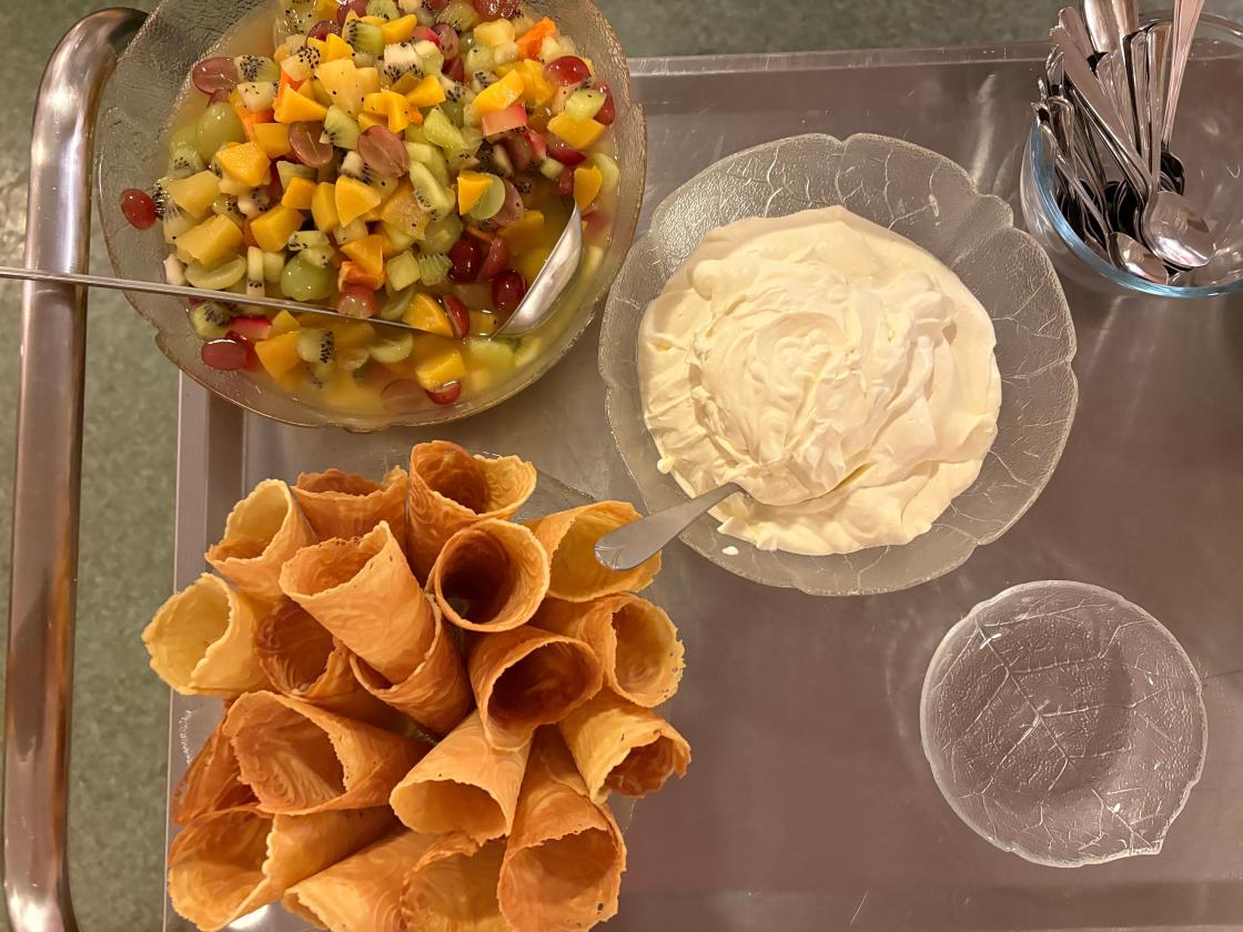 Rømmegraut først og himmelsk lapskaus med krem og kromkaker til kaffien.