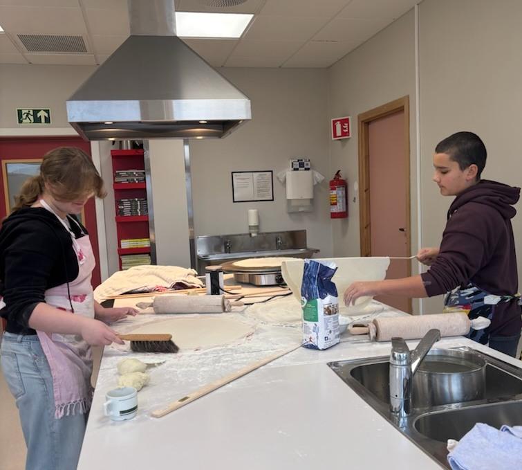 Elever på Brandbu U.skole klare til steking av lefser.