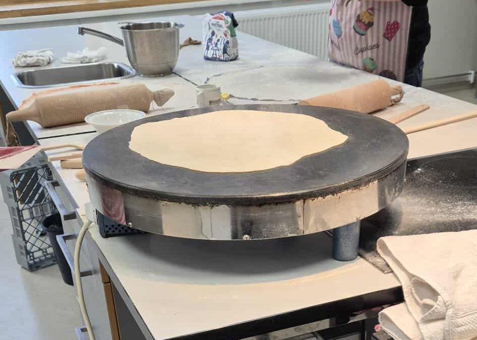 Lefse på steketakka på Brandbu U.skole.