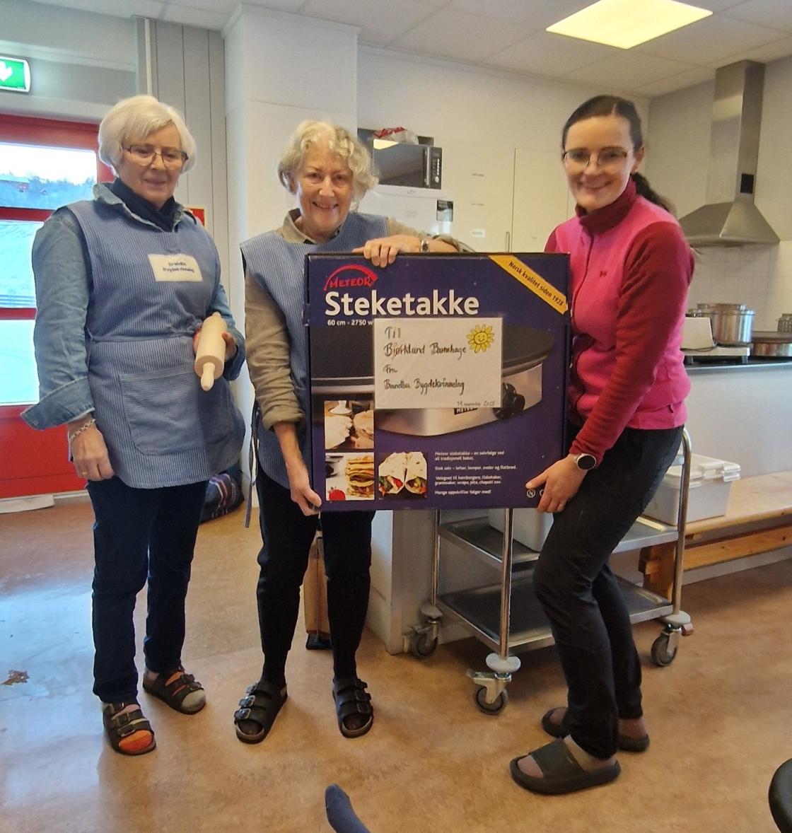 Britt B. og Elsa Kjos overrekker steketakke til Heidi i Bjørklund barnehage.