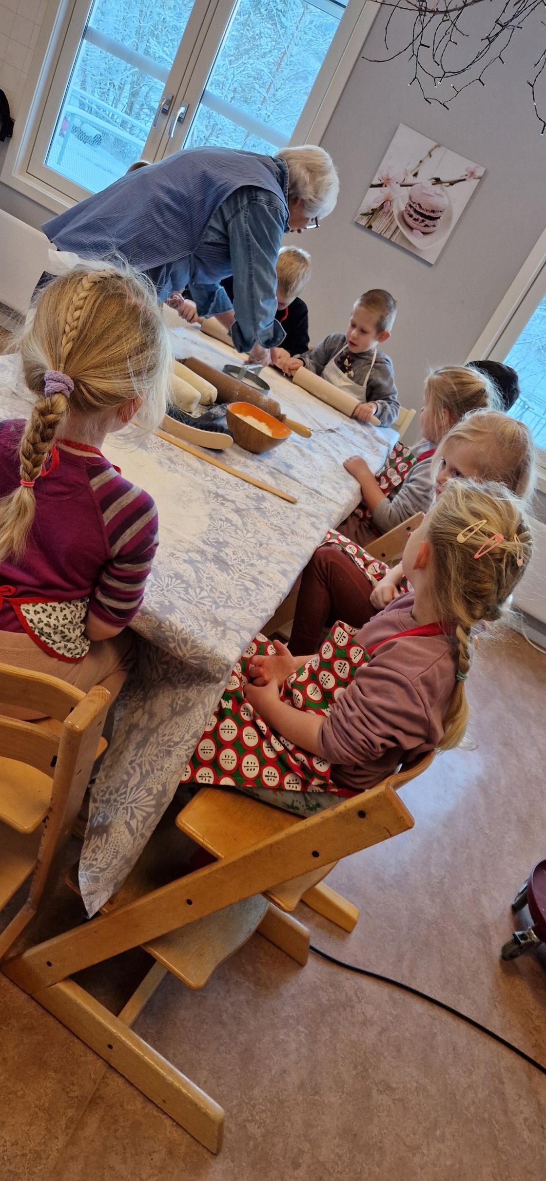 Her er de største barna i Bjørklund barnehage klare for pølse i fersk lompe!