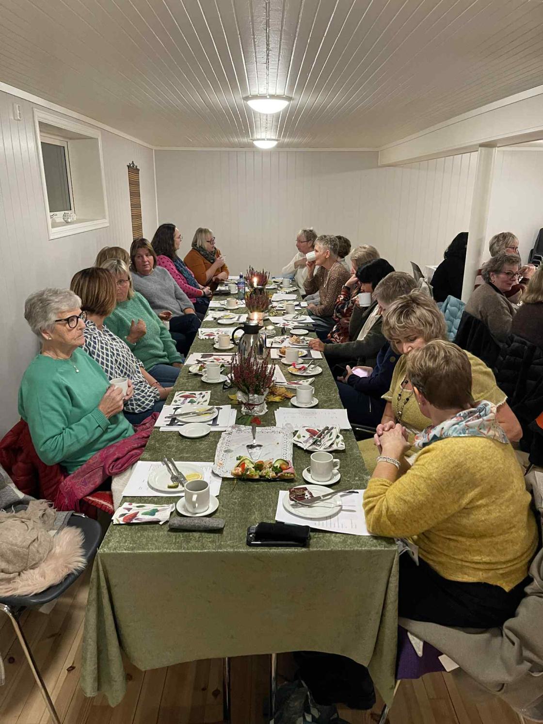 Damer rundt eit dekka bord