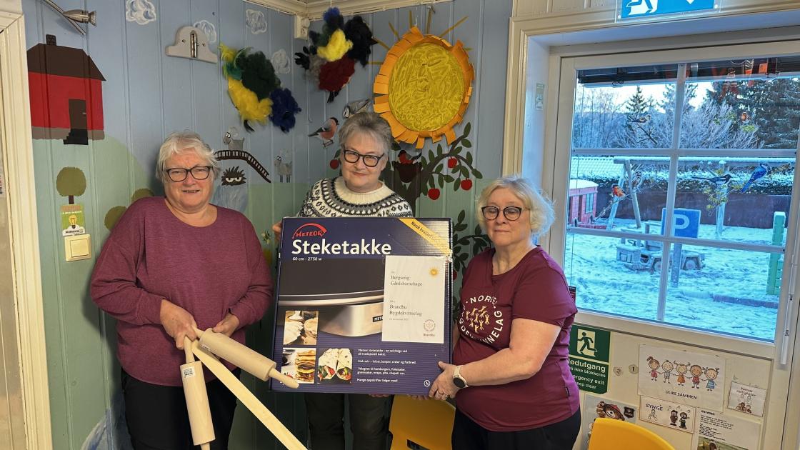Bergseng bondegårdsbarnehage v/Mette Tøfte får overrakt steketakke og mer til fra Eva Østen og Torhild Grønli fra Brandbu Bygdekvinnelag.