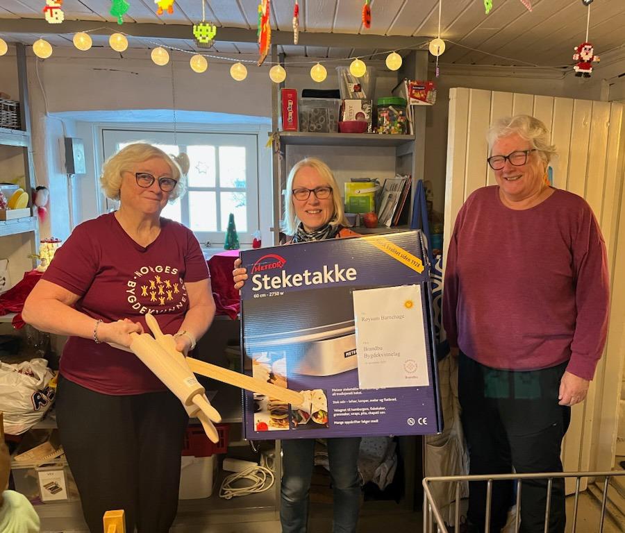 Her er det ansatt i Røysum barnehage som får overrakt steketakke og tilbehør fra Torhild G. og Eva Ø.