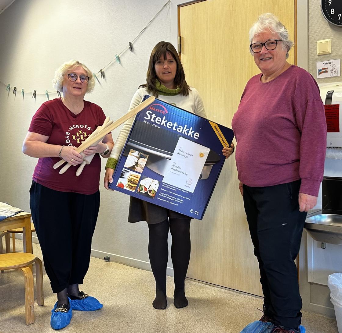 Og Torhild og Eva var også på besøk hos Trulserudenga barnehage med steketakke, kjevler og pinner til.