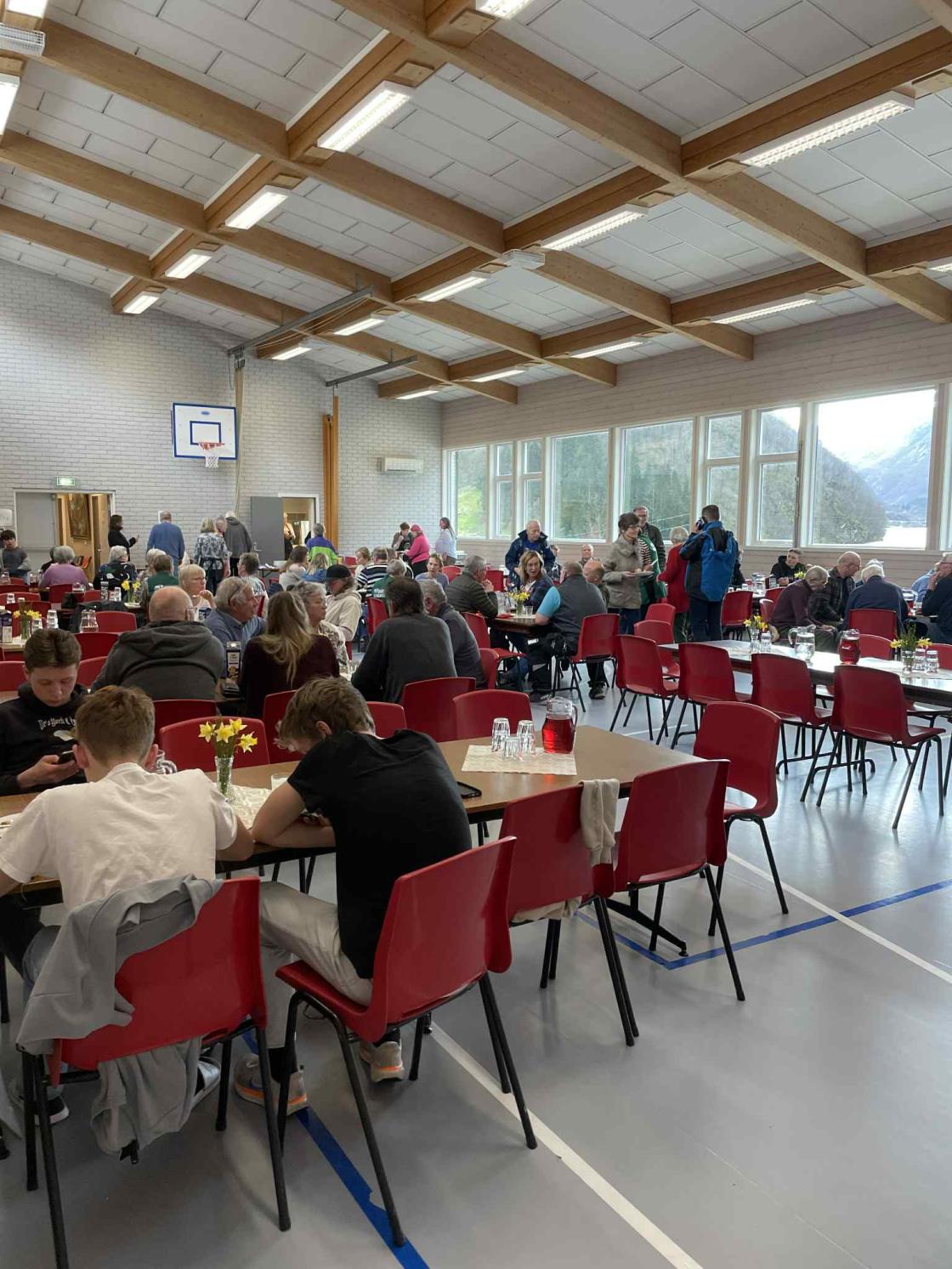 Kompardag i gymsalen i april