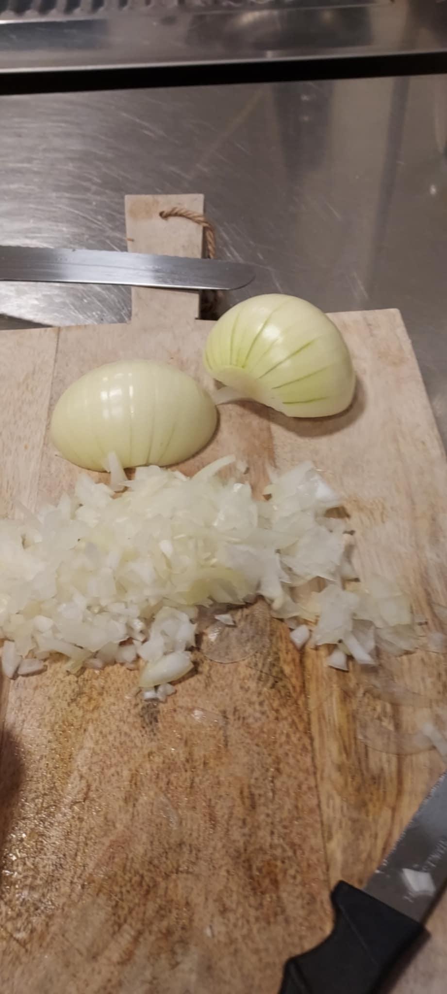 Skjærefjøl med oppskåret løk