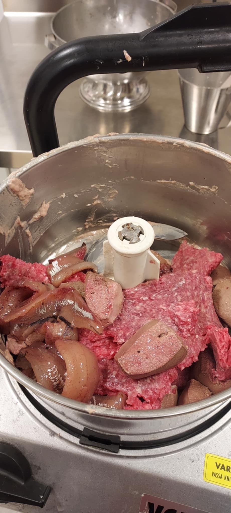 kjøtt og andre ingredienser i en bolle