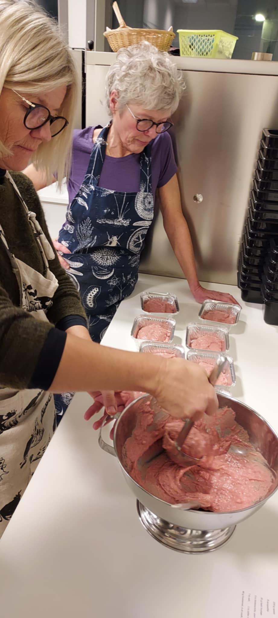 Kvinner fordeler leverpostei i former