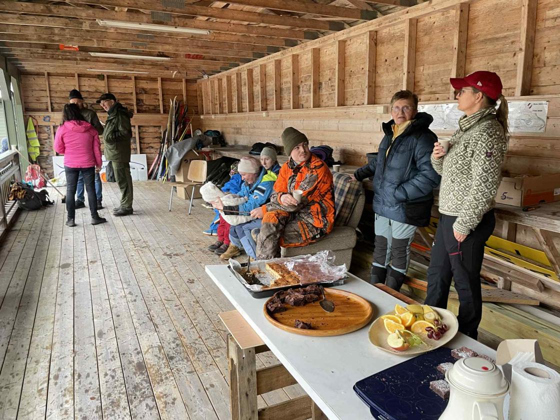 Kaker og kaffi og tak over hovudet