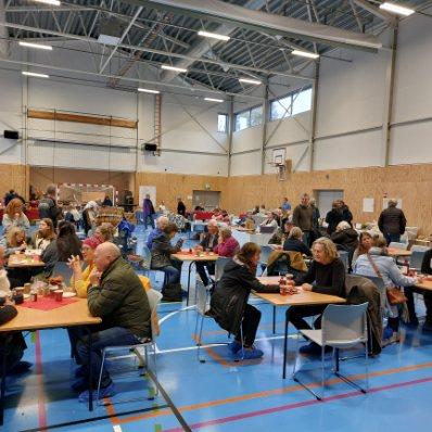 besøkjande kosar seg i kafeavdelinga