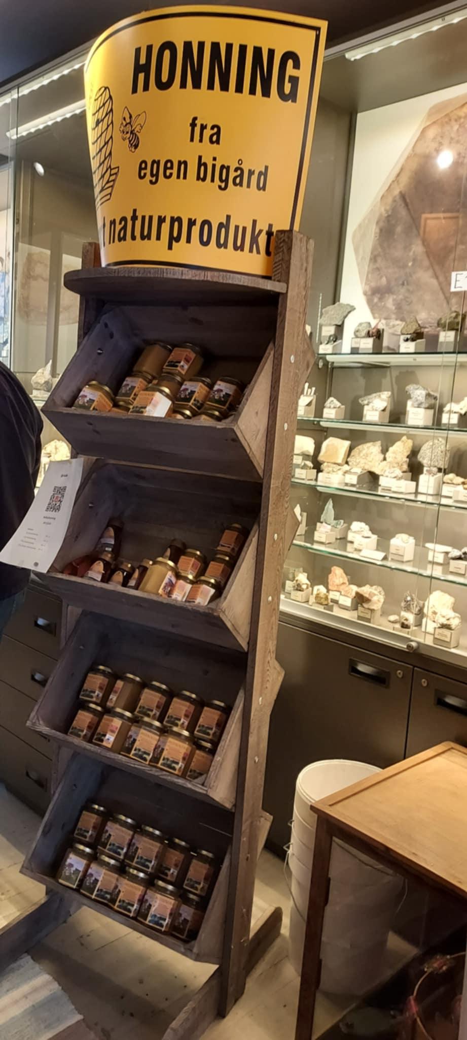 Salgshyller med honning fra egen bigård