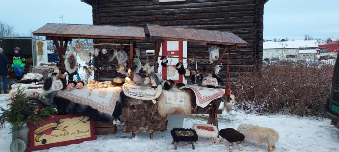 Salgsbod med skinnvarer