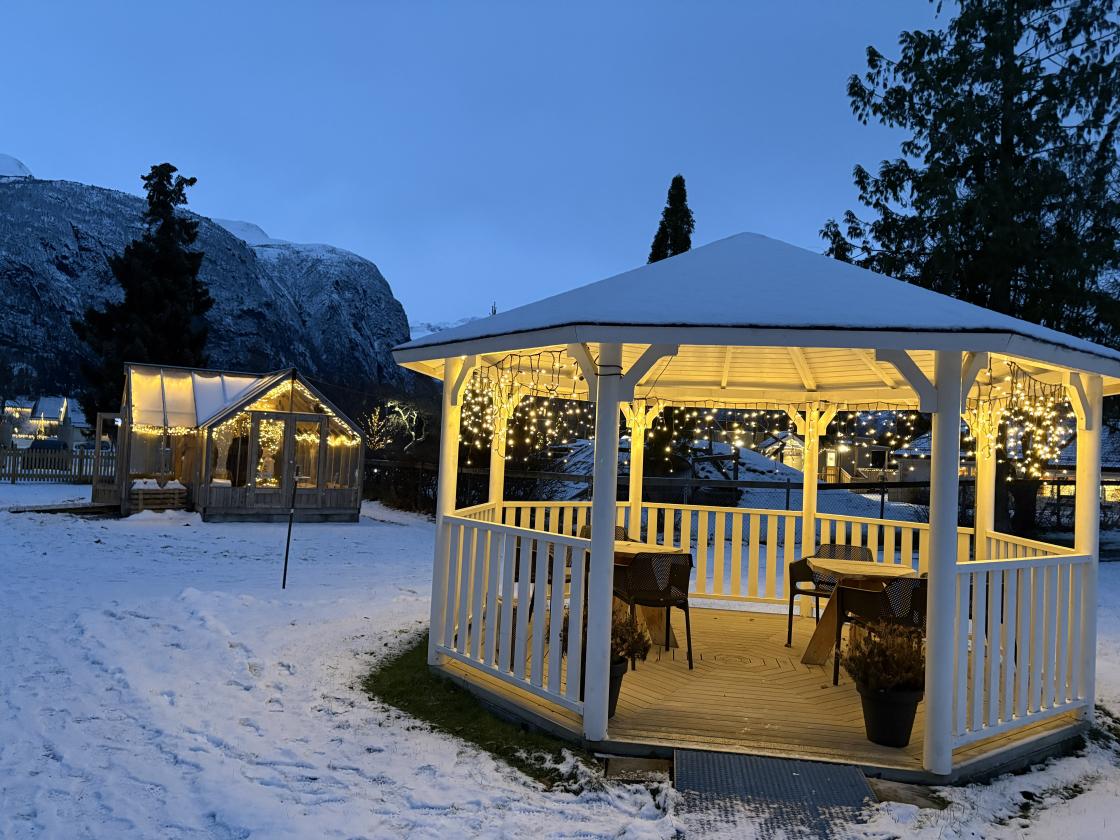 Her ser vi både paviljongen og drivhuset bak.