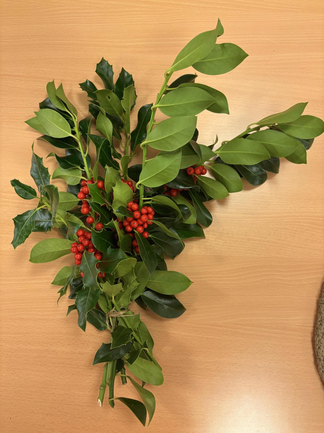 Åresal med mange fine gevinstar, m.a. kristtorn frå Solveig.