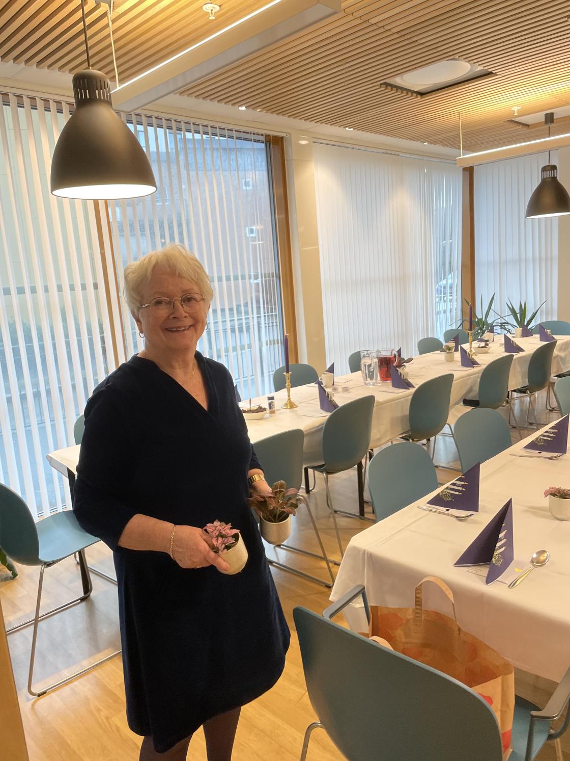 Mariann sørger for at bordene blir fine.