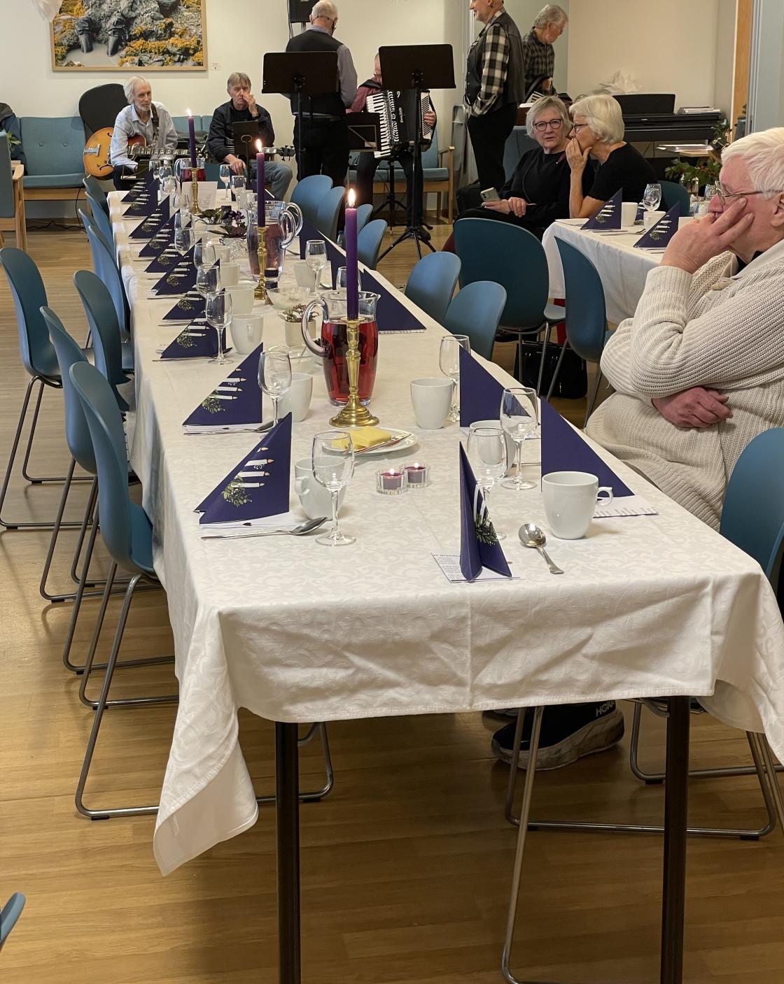 Kvite duker og lilla pynt.