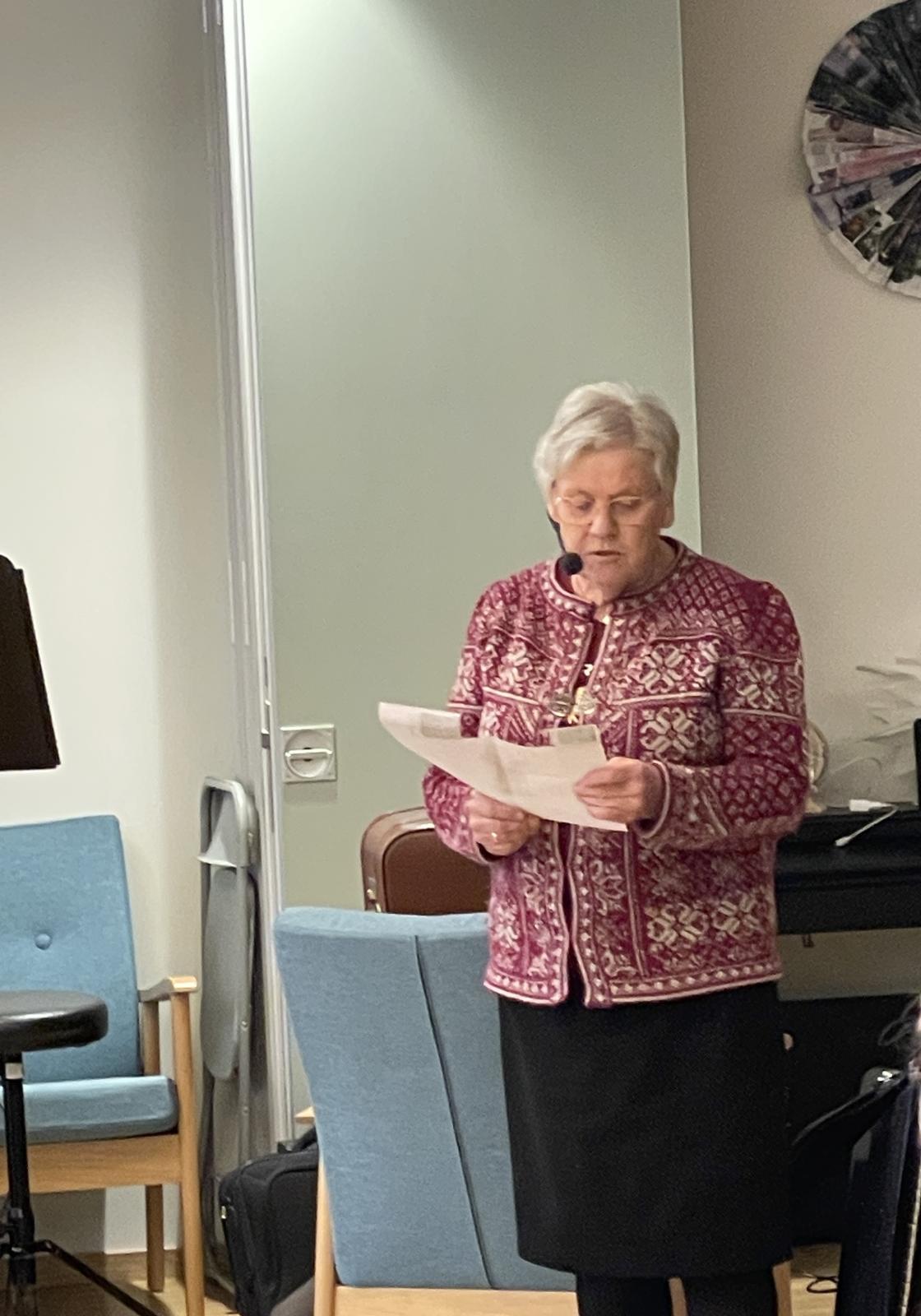 Rigmor leser en historie om gjenbruk.