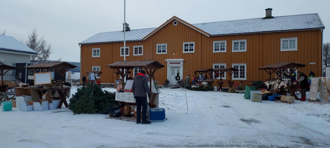 Salgsboder foran Selbu Bygdemuseum