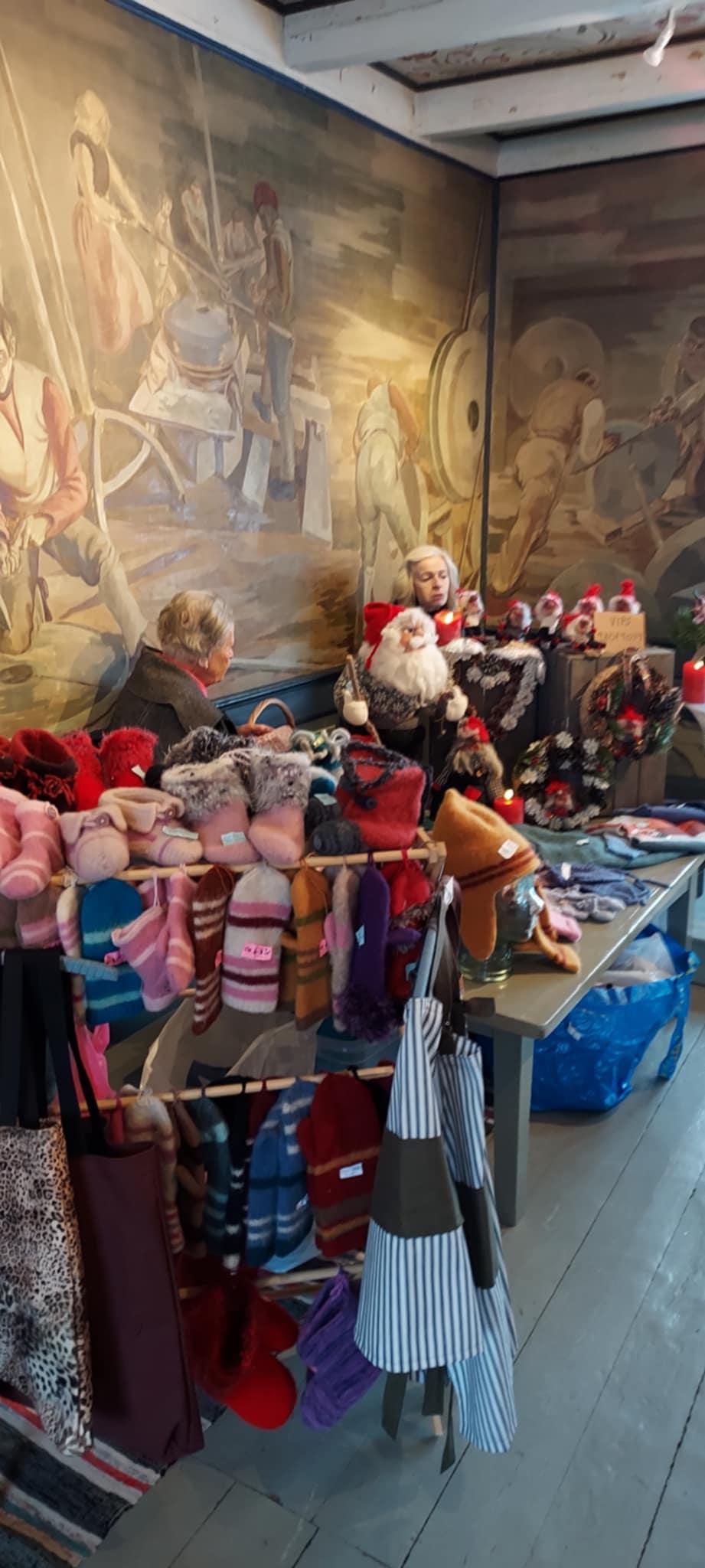 kvinner med utstilling av mye fint håndarbeid