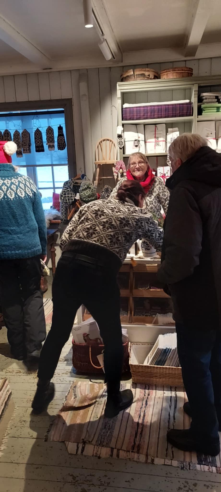 kunder på husflidcentralen