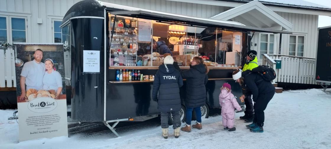 salgsbod av brød og bakverk med kunder