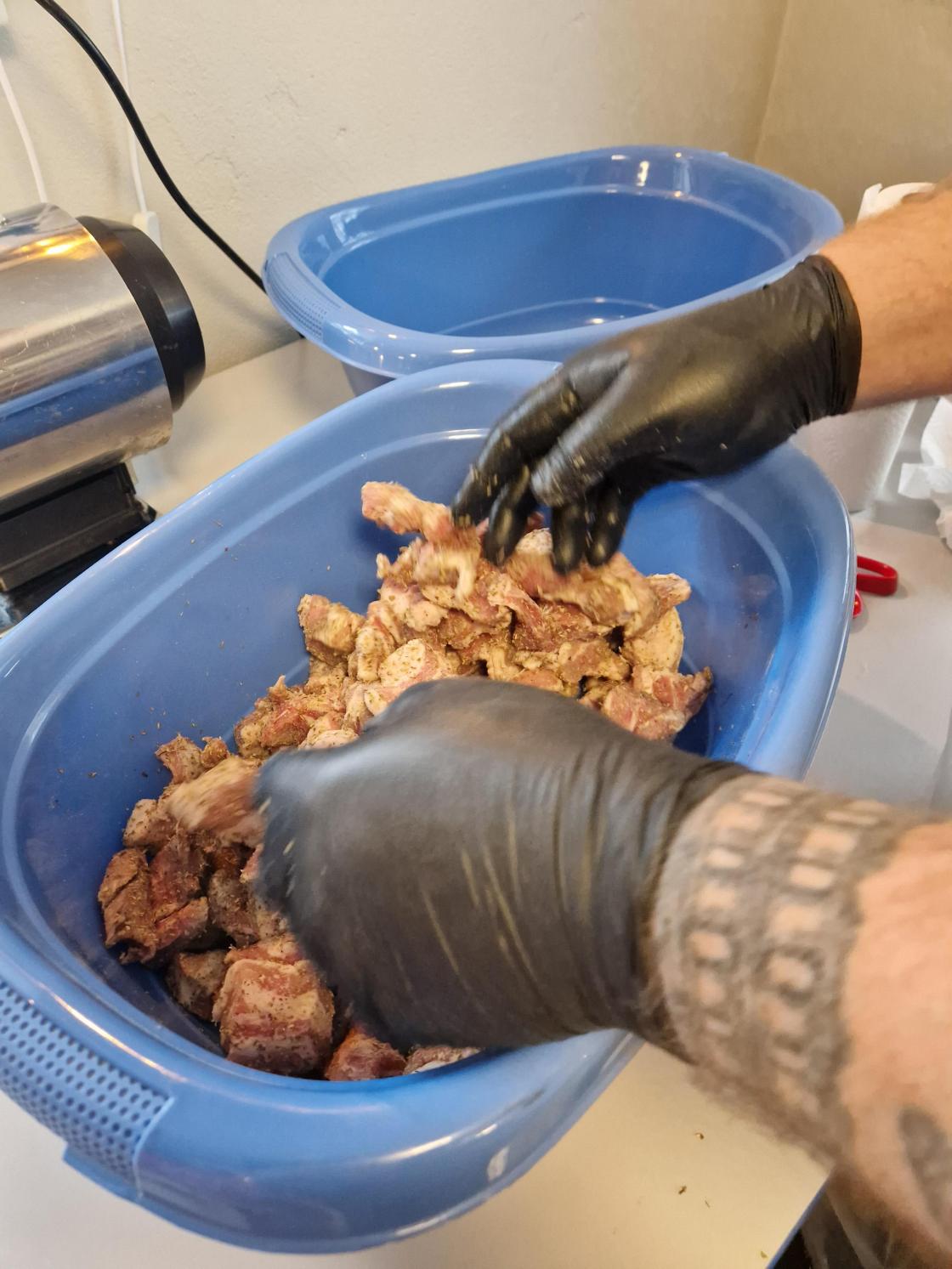 Alt blandes med hendene til en farsedeig