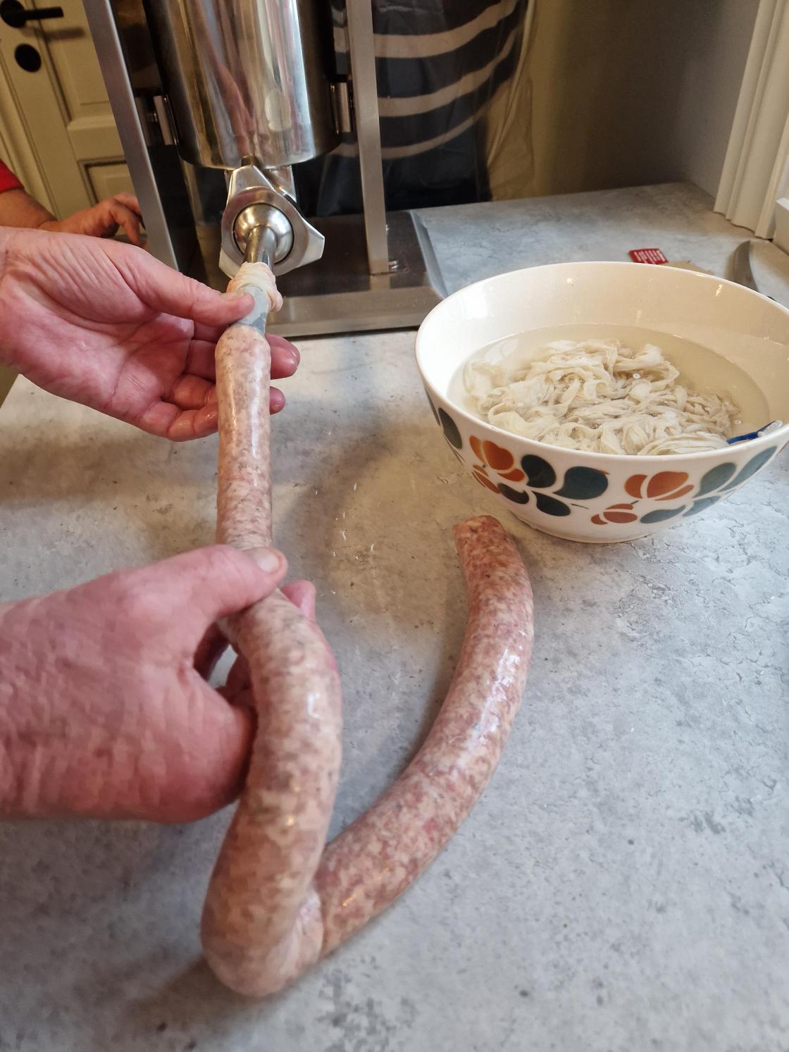 Farsen blir fylt i svinetarmer