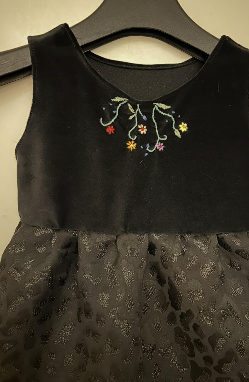 Barnekjole sydd av en bukse og et dameskjørt.